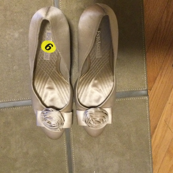 Etienne Aigner satin pumps. - Picture 2 of 8